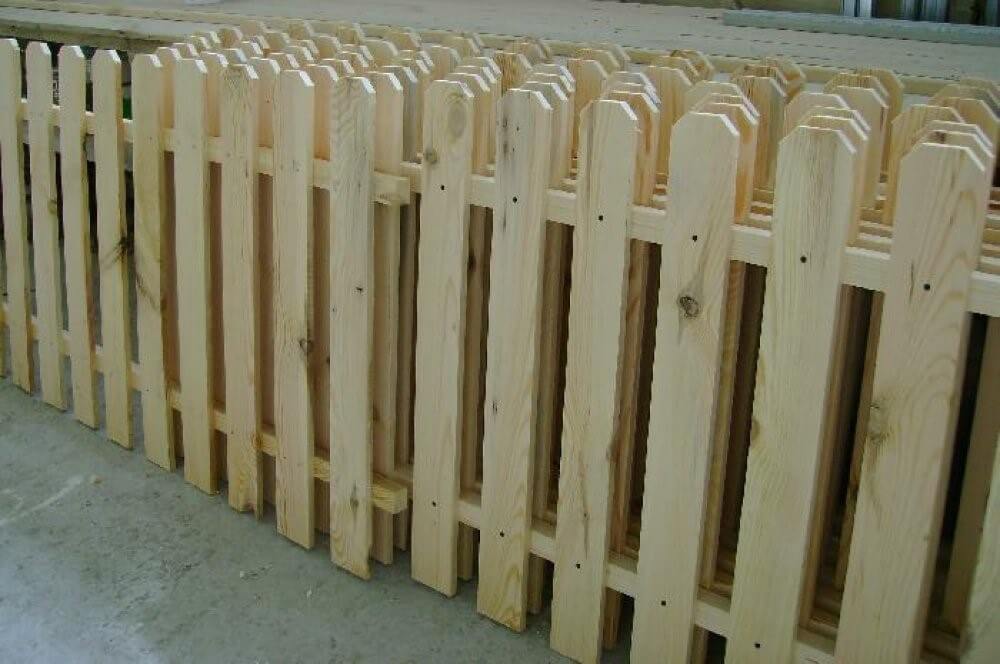 Деревянный забор из штакетника